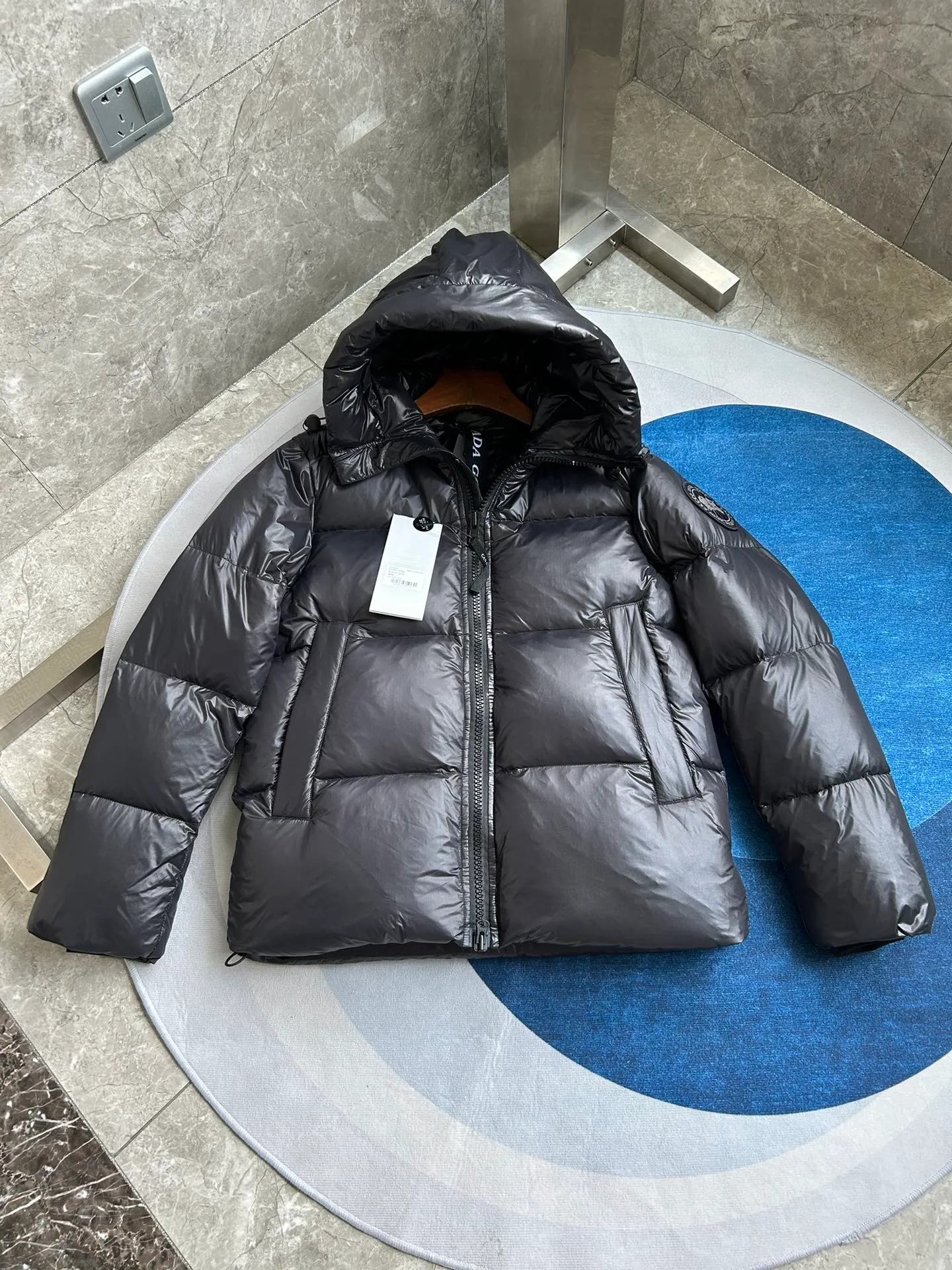 P820 ​​Black Black Label Style No.: Y111 𝘾𝘼𝙉𝘼𝘿𝘼 𝙂𝙊𝙊𝙎𝙀/Canada Goose 2023 Limited New Crofton Puff Down Jacket Pure Guangzhou Inspection 80 White Duck Down Filling‼  Top version, ceiling level‼ Crofton soft bread, the latest style in 2023, has a cold protection effect of up to level 4. It is made of recycled Feather-Light tear-resistant fabric. It is ultra-light and has no weight on the upper body at all! The unique black label highlights your temperament‼  Canada Goose, a Canadian brand, has always been recognized as the warmest down jacket. Various Instagram celebrities, Internet celebrities, and celebrities often wear it for street photos. I do Canada Goose every year, but I still can’t get rid of my love for the geese. No matter how cold the winter is, there is no need to be afraid, because there are geese! Filled with 80% white duck down, Canada Goose is the legendary warmest down jacket and is known as a must-have for Arctic outdoor sports! The most popular down jacket in the world, celebrities are rushing to buy it, it is a must-have! Same style for men and women Size: S~XXL